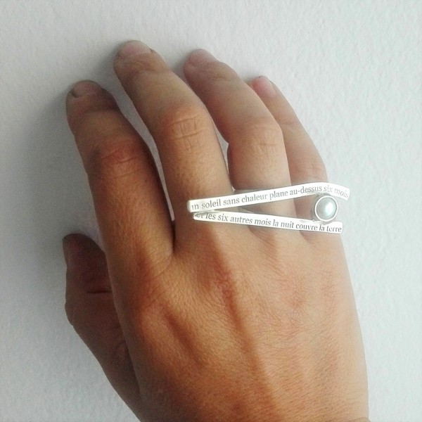 Εντυπωσιακό, ασημένιο δαχτυλίδι με στίχους του Μπωντλαίρ και μαργαριτάρι, Chari-2