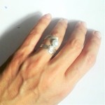 Δαχτυλίδι ασημένιο με χαραγμένους στίχους του Baudelaire και μαργαριτάρι Chari-1